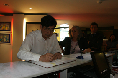 Guo Jinlong, firmant el llibre d'honor del Museu Olímpic